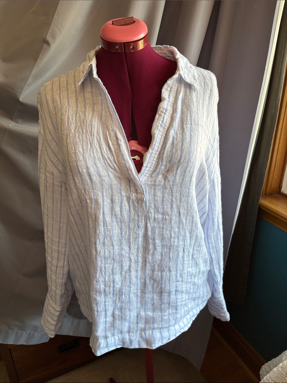 Linen popover top with split-neck collar
